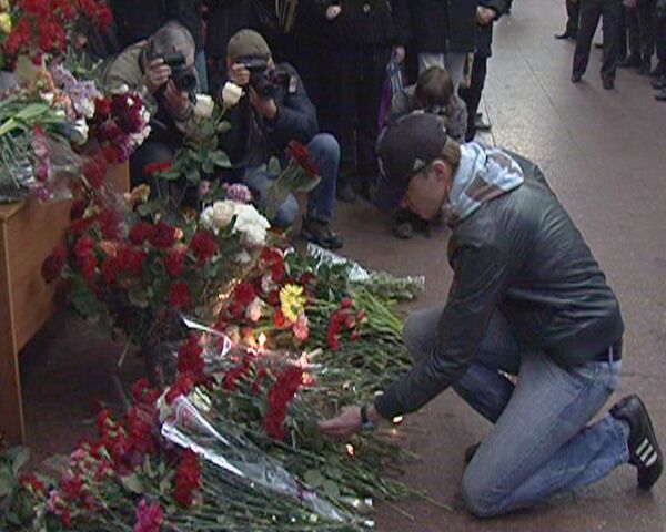 Москвичи несут цветы к месту теракта на Лубянке 