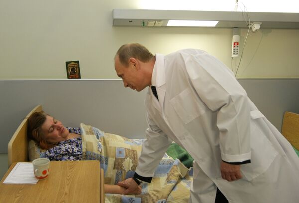 Премьер-министр РФ Владимир Путин посетил в больнице пострадавших от терактов в московском метро. Архив