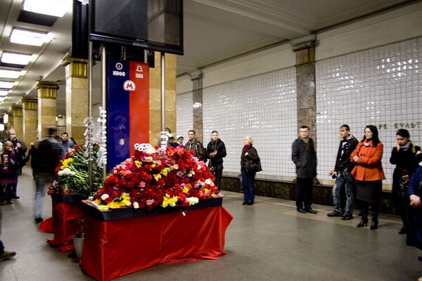 Возложение цветов на станции метро Парк культуры