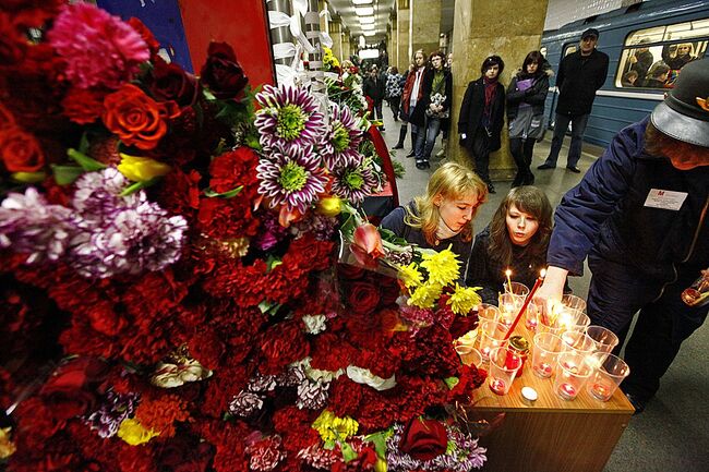 Возложение цветов на станции метро Парк культуры