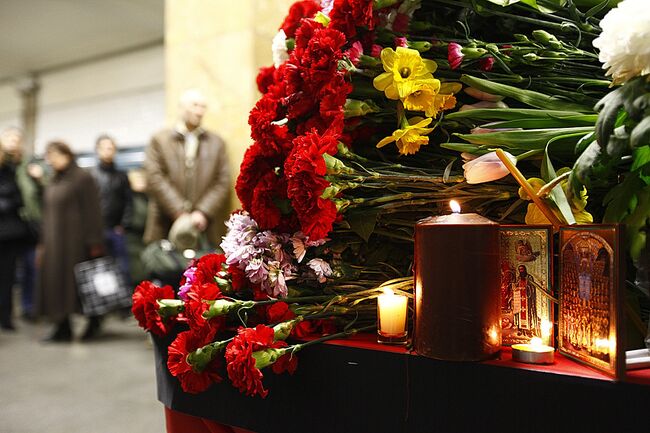 Возложение цветов на станции метро Парк культуры. Архив