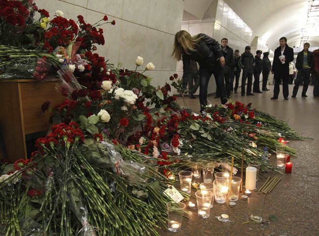 Возложение цветов на станции метро Лубянка