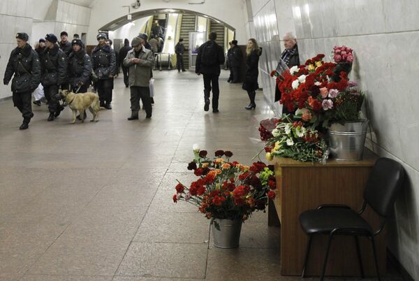 Возложение цветов на станции метро Лубянка