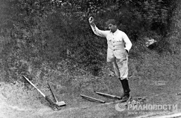 Иосиф Сталин во время игры в городки