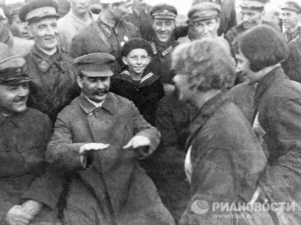 Сталин и Ворошилов беседуют с лётчиками и парашютистами