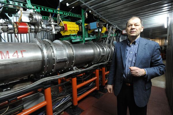 Директор лаборатории физики высоких энергий Владимир Кекелидзе у элементов сверхпроводящего ускорителя ядер и тяжелых ионов в Дубне. Архив