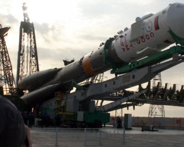 Установка ракеты-носителя Союз-ФГ на стартовой площадке в Байконуре