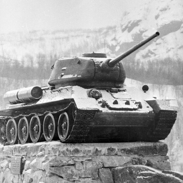 Такой же непростой путь прошел советский танк Т-34, серийное производство которого началось 31 марта 1940 года, ровно 70 лет назад, на Харьковском паровозостроительном заводе.