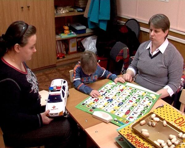 Незрячие дети учатся читать с помощью игрушек и голосового алфавита
