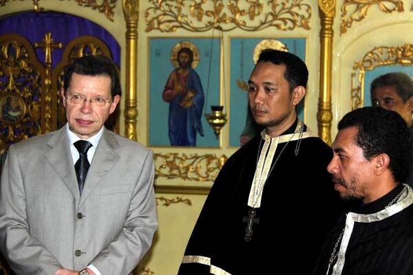 Посол России в Индонезии Александр Иванов во время панихиды по жертвам терактов в Москве и Кизляре