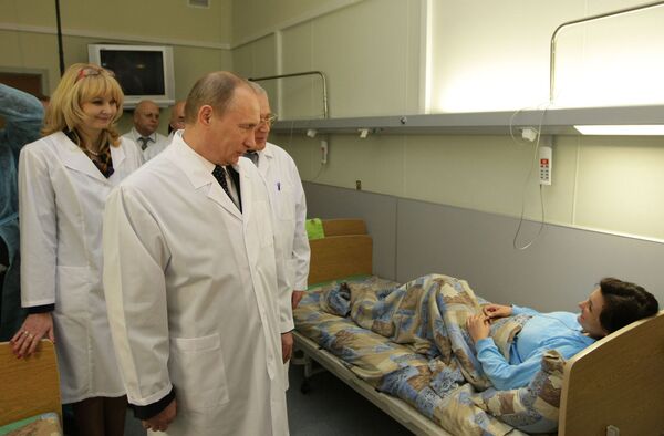 Премьер-министр РФ Владимир Путин посетил в больнице пострадавших от терактов в московском метро. Архив