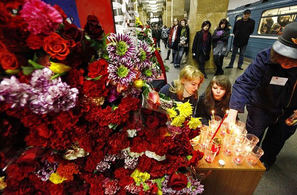 Цветы и свечи на станции метро Парк Культуры
