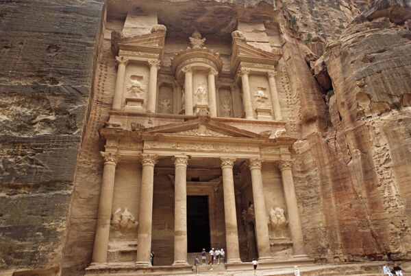 Скальный храм Эль-Хазне. Город Петра в Иордании