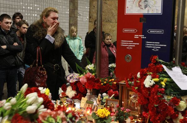 Москвичи почтили память погибших в результате взрыва на станции метро Парк культуры