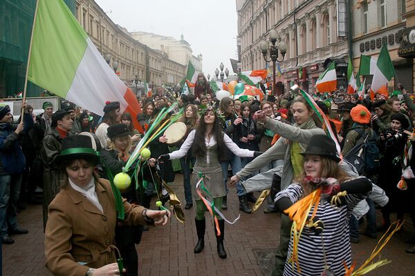Парад в честь дня святого Патрика в Москве