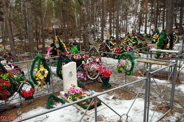 Кладбище с могилами погибших на СШГЭС, расположено между поселками энергетиков Черемушки и Майна