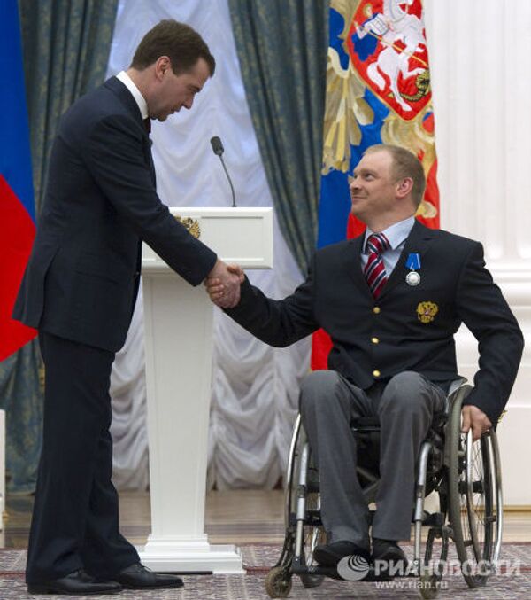 Награда медведеву. Награждение Медведевым. Медведев вручает премии 2010.