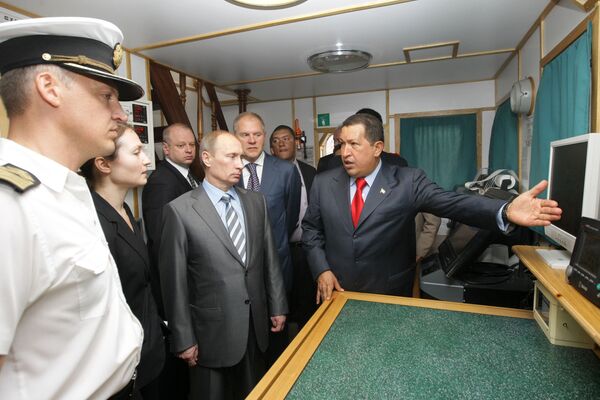 Владимир Путин и Уго Чавес посетили барк Крузенштерн, пришвартованный в порту Каракаса