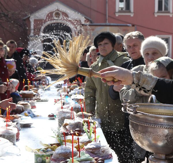 Освящение пасхальных куличей в Донском монастыре в Москве