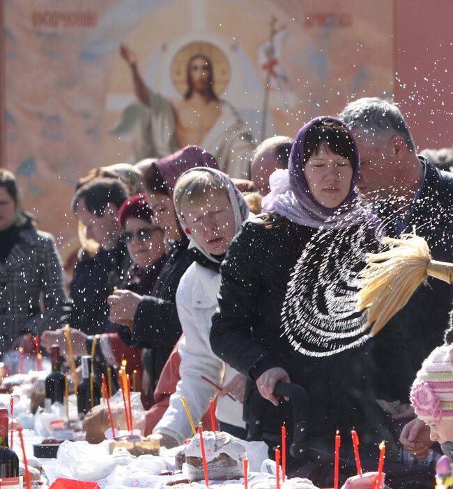 Освящение пасхальных куличей в Донском монастыре в Москве