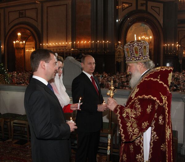Д.Медведев и В.Путин на пасхальном богослужении в Храме Христа Спасителя