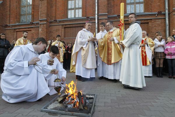 Празднование католической Пасхи в приходе Непорочного Зачатия Пресвятой девы Марии в Москве