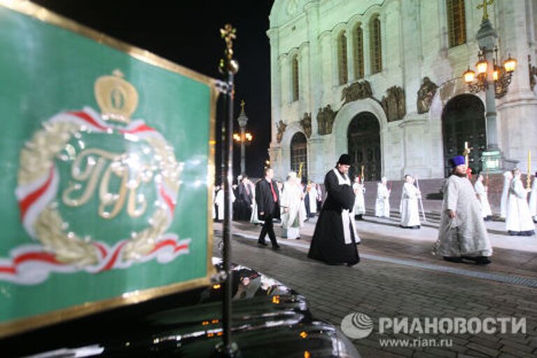 Крестный ход на пасхальном богослужении в храме Христа Спасителя