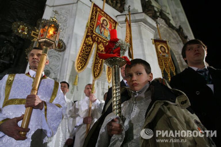 Крестный ход на пасхальном богослужении в храме Христа Спасителя