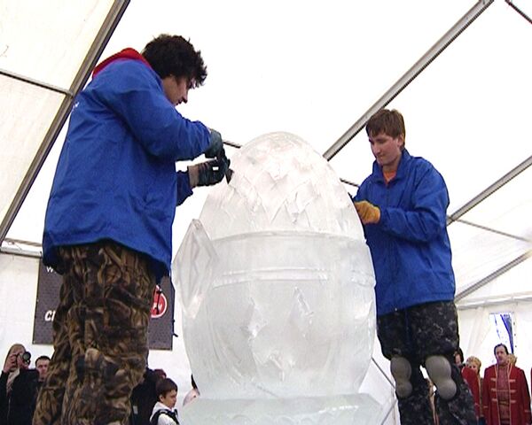 Пасхальное яйцо изо льда весом 800 кг смастерили московские скульпторы