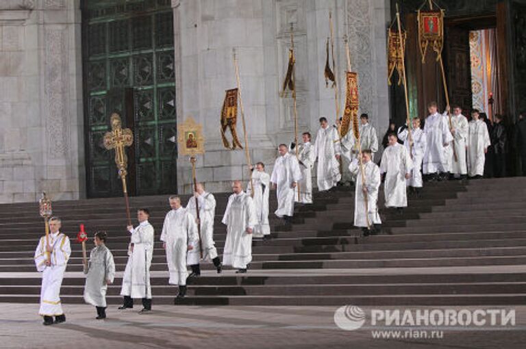 Крестный ход на пасхальном богослужении в храме Христа Спасителя