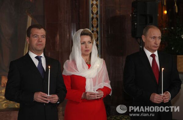 Дмитрий Медведев и Владимир Путин на пасхальном богослужении в Храме Христа Спасителя