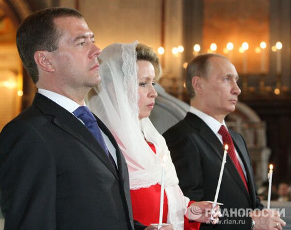 Дмитрий Медведев и Владимир Путин на пасхальном богослужении в Храме Христа Спасителя