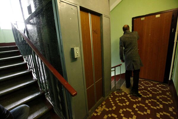 Дверь в квартиру № 303 в доме 95 на Ленинском пропекте, где было обнаружено тело Людмилы Чичваркиной