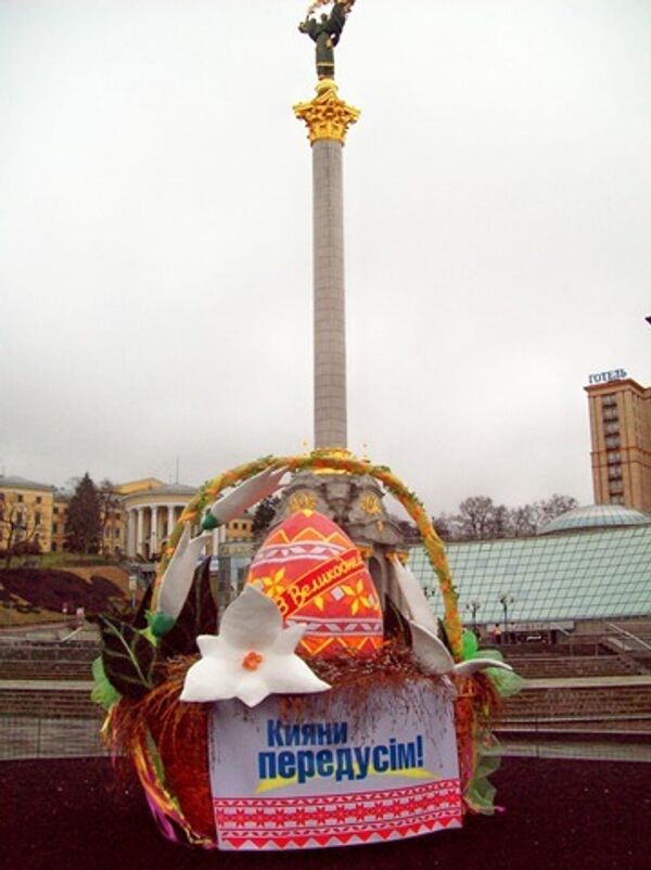 Киев, пасхальный символ на фоне стелы Незалежности