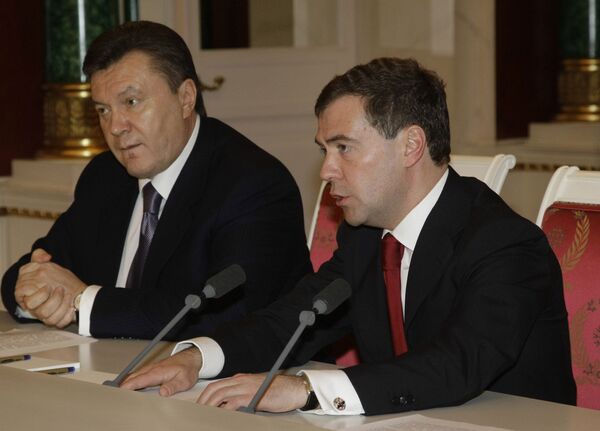 Президенты России и Украины Д.Медведев и В.Янукович. Архив