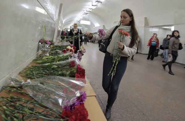 Жертв теракта в московском метро поминают на станции Лубянка