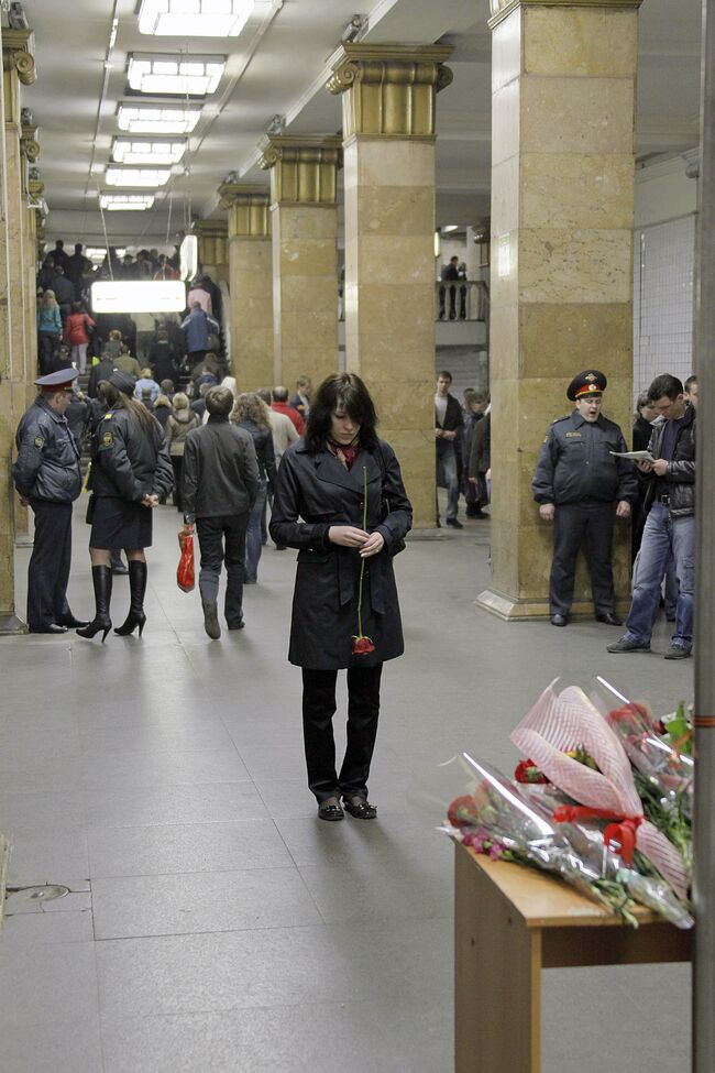 Жертв теракта в московском метро поминают на станции Парк Культуры