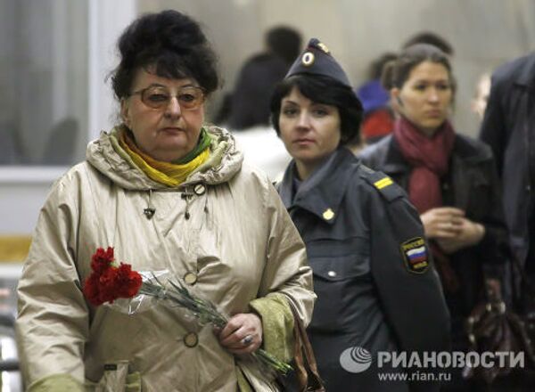 Жертв теракта в московском метро поминают на станции Лубянка