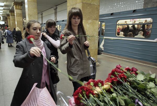 Жертв теракта в московском метро поминают на станции Парк Культуры