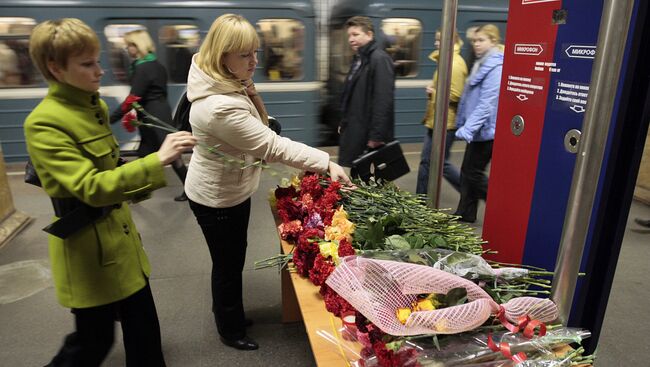 Жертв теракта в московском метро поминают на станции Парк Культуры