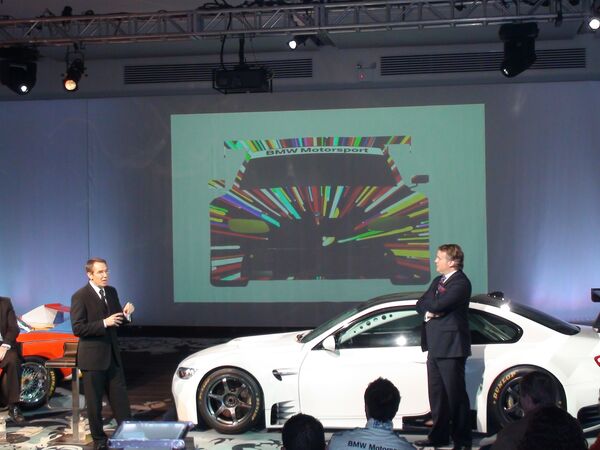 Джефф Кунс (на снимке слева) представил эскиз артмобиля для коллекции BMW (на заднем плане).