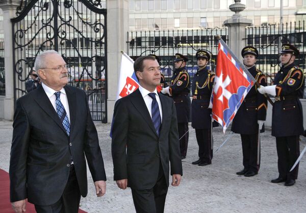 Президент России Дмитрий Медведев и и президент Словакии Иван Гашпарович (справа налево). Архив