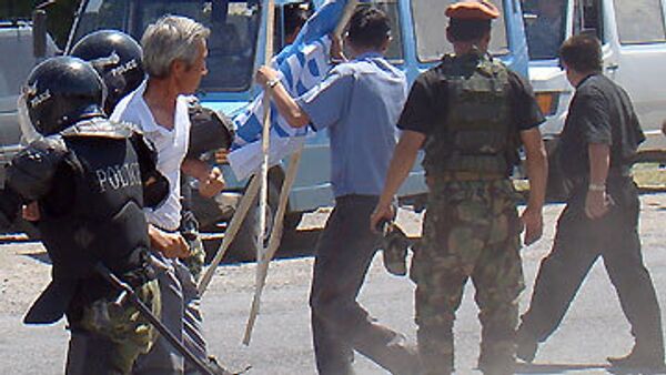 Сотрудники правоохранительных органов разгоняют участников митинга в Бишкеке