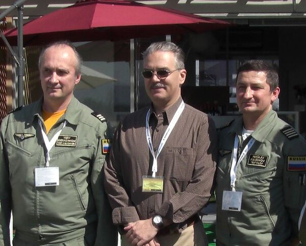 Посол России в Чили Юрий Филатов (в центре) и экипаж российского самолета-амфибии Бе-200, который впервые прилетел в Чили для показательных полетов