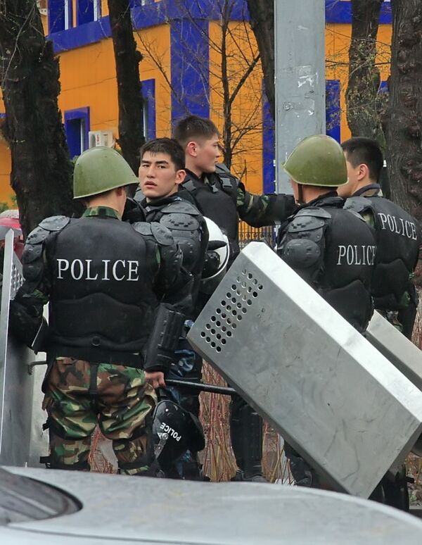 Уличные беспорядки в Бишкеке
