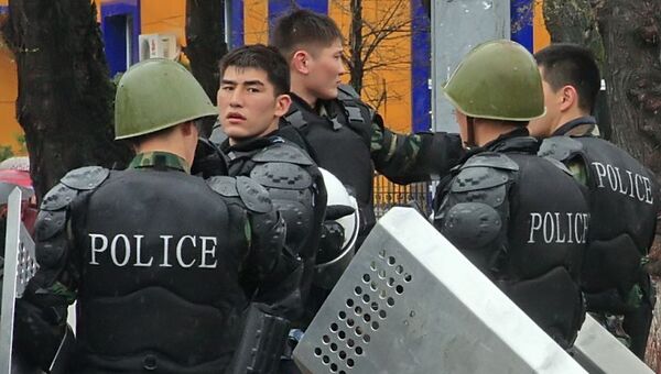 Сотрудники правоохранительных органов в Бишкеке. Архивное фото