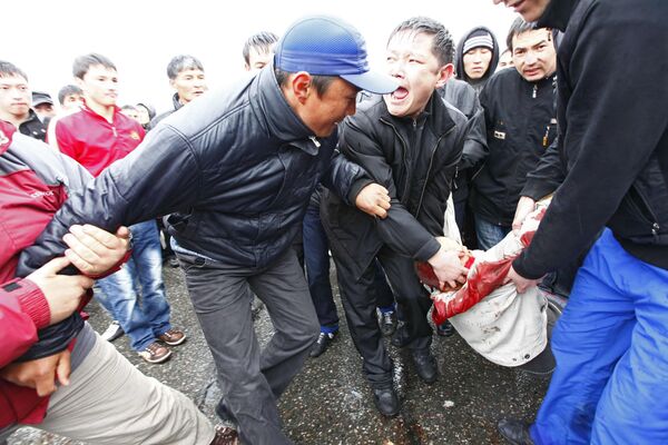 Столкновения между полицией и оппозицией на улицах Бишкека