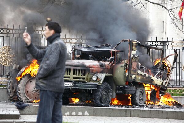 Столкновения между полицией и оппозицией на улицах Бишкека