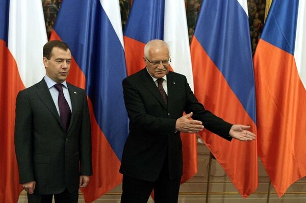 Президент России Дмитрий Медведев и президент Чехии Вацлав Клаус в Праге