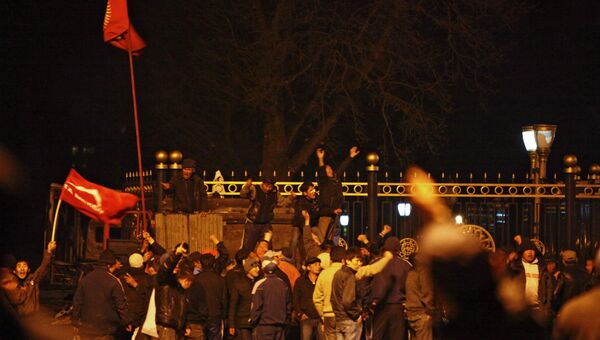 Митингующие у Дома правительства Киргизии в Бишкеке. Апрель 2010 г.